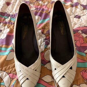 Elegant Cream Vintage Pumps